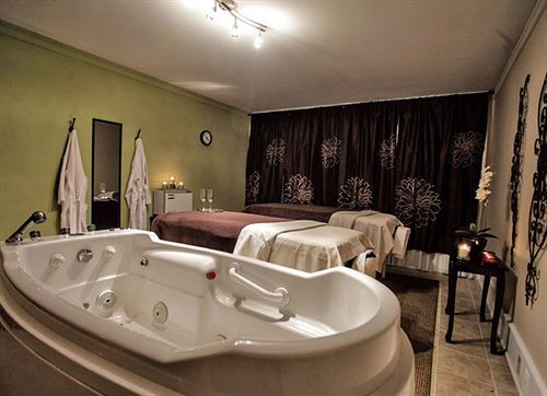 Nichols Village Hotel And Spa Clarks Summit エクステリア 写真